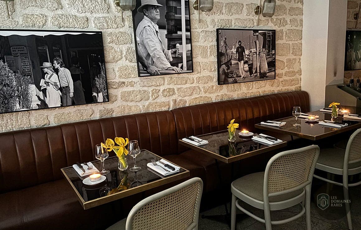 Salle de restaurant avec banquette en cuir