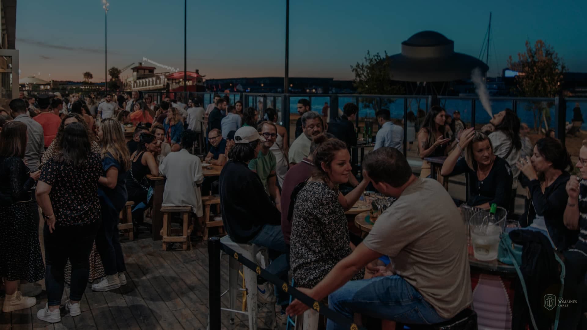 Vue extérieure du lieu Café Oz Rooftop à Paris en Île-de-France