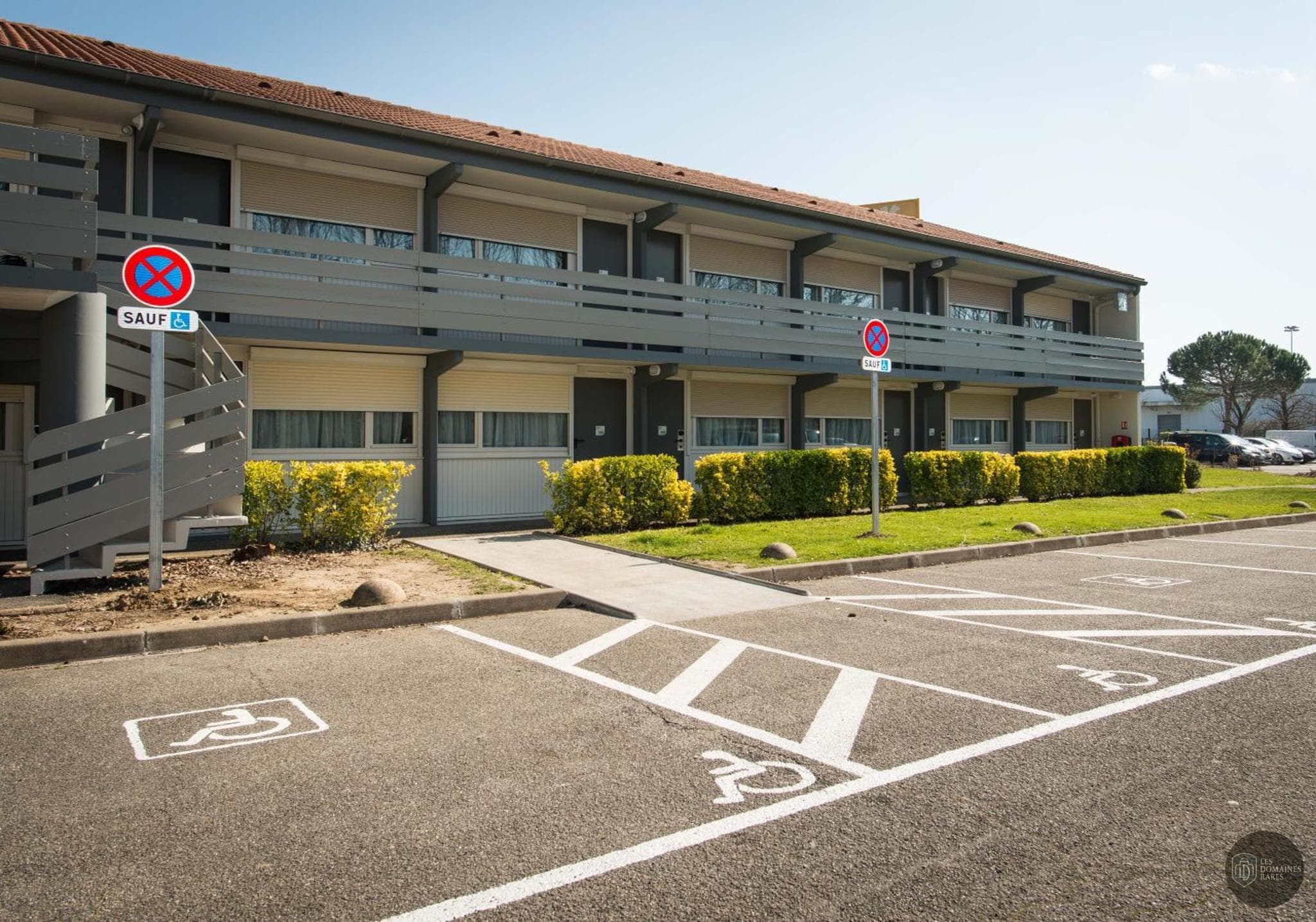 Vue extérieure de l'hôtel Campanile Agen à Agen en Nouvelle-Aquitaine