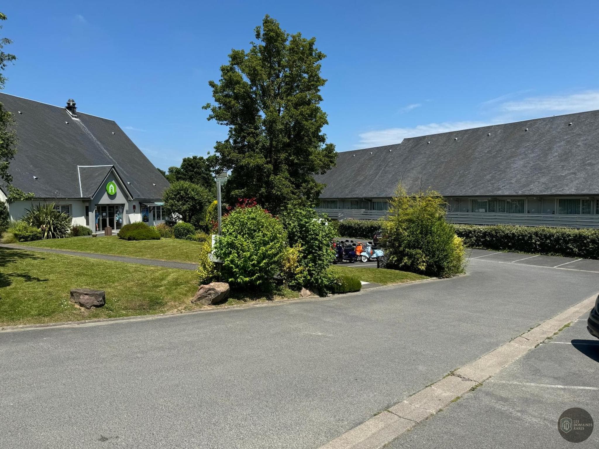 Vue extérieure de l'hôtel Campanile Bayeux à Bayeux en Normandie