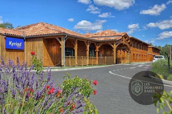 Vue extérieure de l'hôtel Campanile Bergerac à Bergerac en Nouvelle-Aquitaine