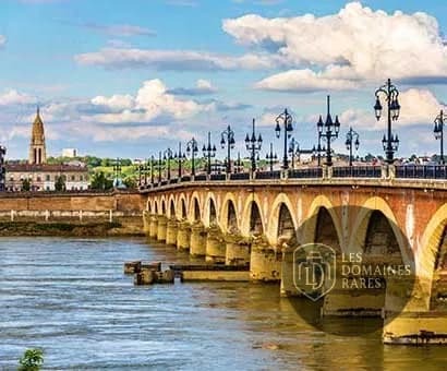 Vue extérieure de l'hôtel Campanile Bergerac à Bergerac en Nouvelle-Aquitaine