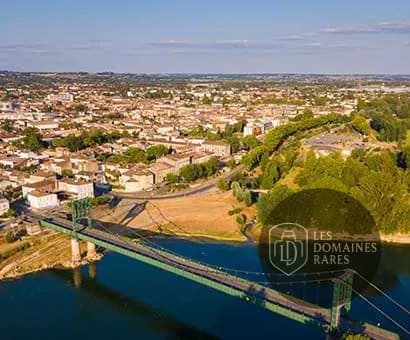 Vue extérieure de l'hôtel Campanile Bergerac à Bergerac en Nouvelle-Aquitaine