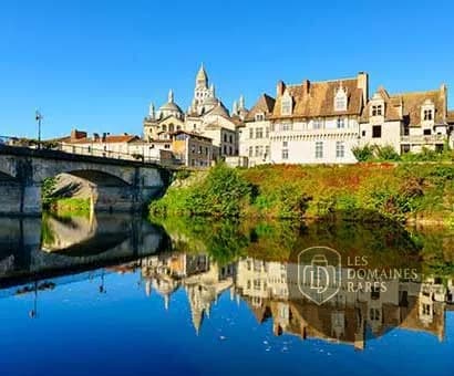 Vue extérieure de l'hôtel Campanile Bergerac à Bergerac en Nouvelle-Aquitaine