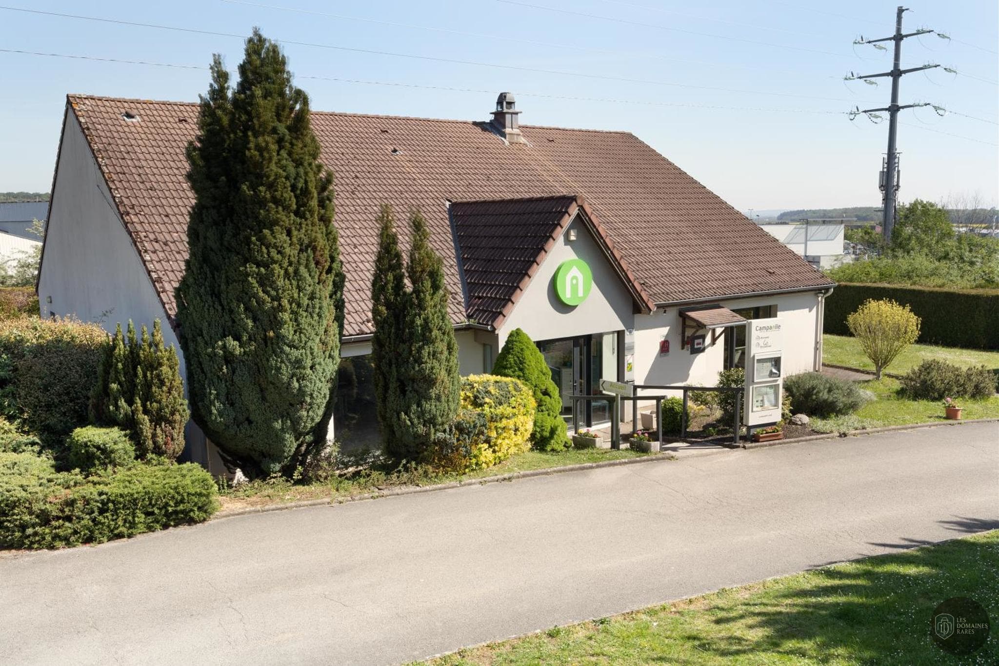 Vue extérieure de l'hôtel Campanile Dole à Dole en Bourgogne-Franche-Comté