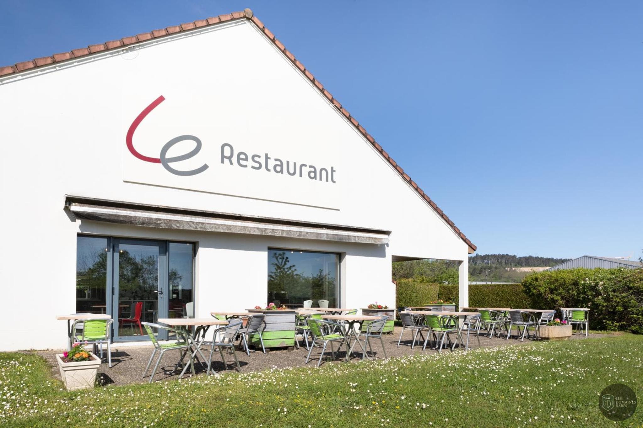 Vue extérieure de l'hôtel Campanile Dole à Dole en Bourgogne-Franche-Comté
