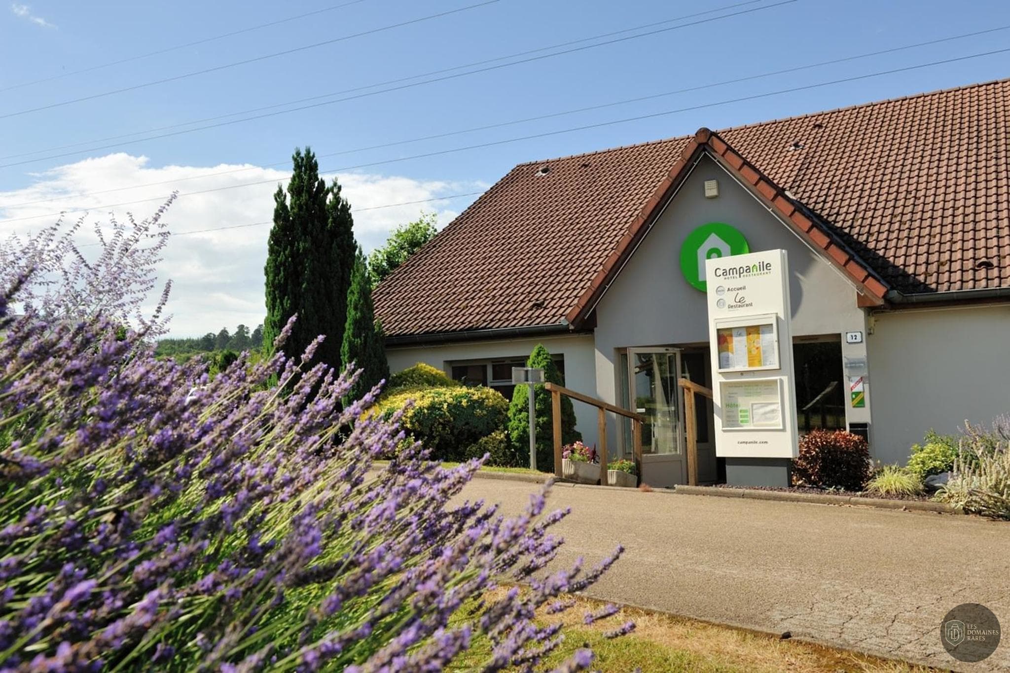 Vue extérieure de l'hôtel Campanile Dole à Dole en Bourgogne-Franche-Comté