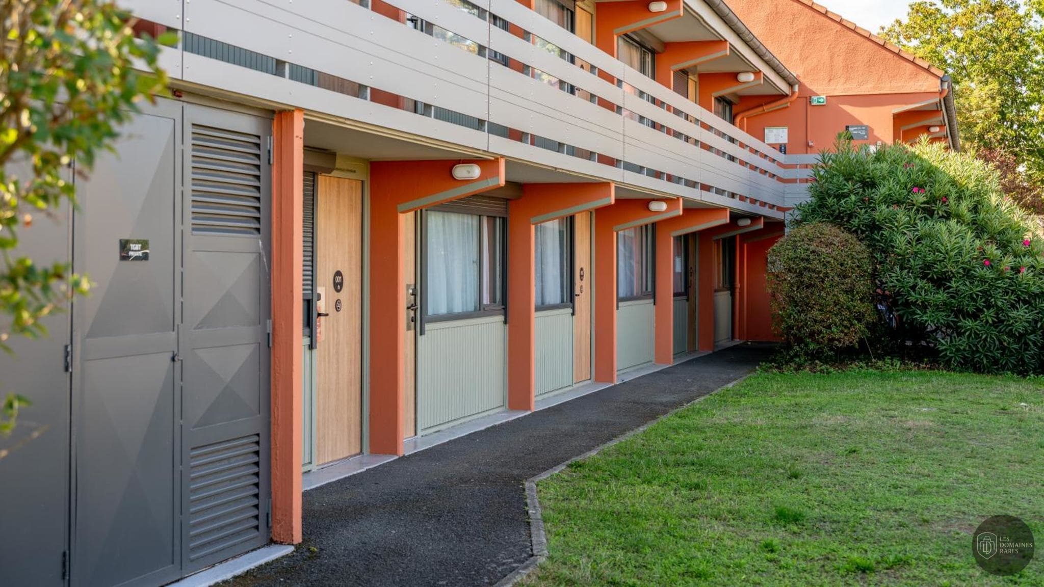 Vue extérieure de l'hôtel Campanile Epone à Epône en Île-de-France