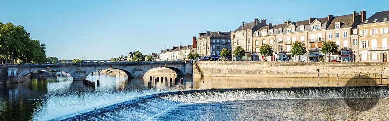 Vue extérieure de l'hôtel Campanile Laval Nord à Changé en Pays de la Loire