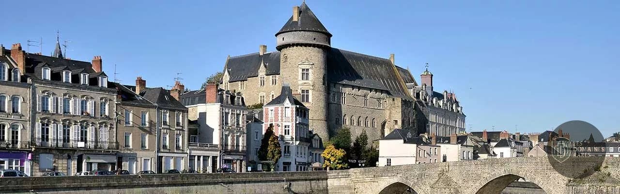 Vue extérieure de l'hôtel Campanile Laval Nord à Changé en Pays de la Loire