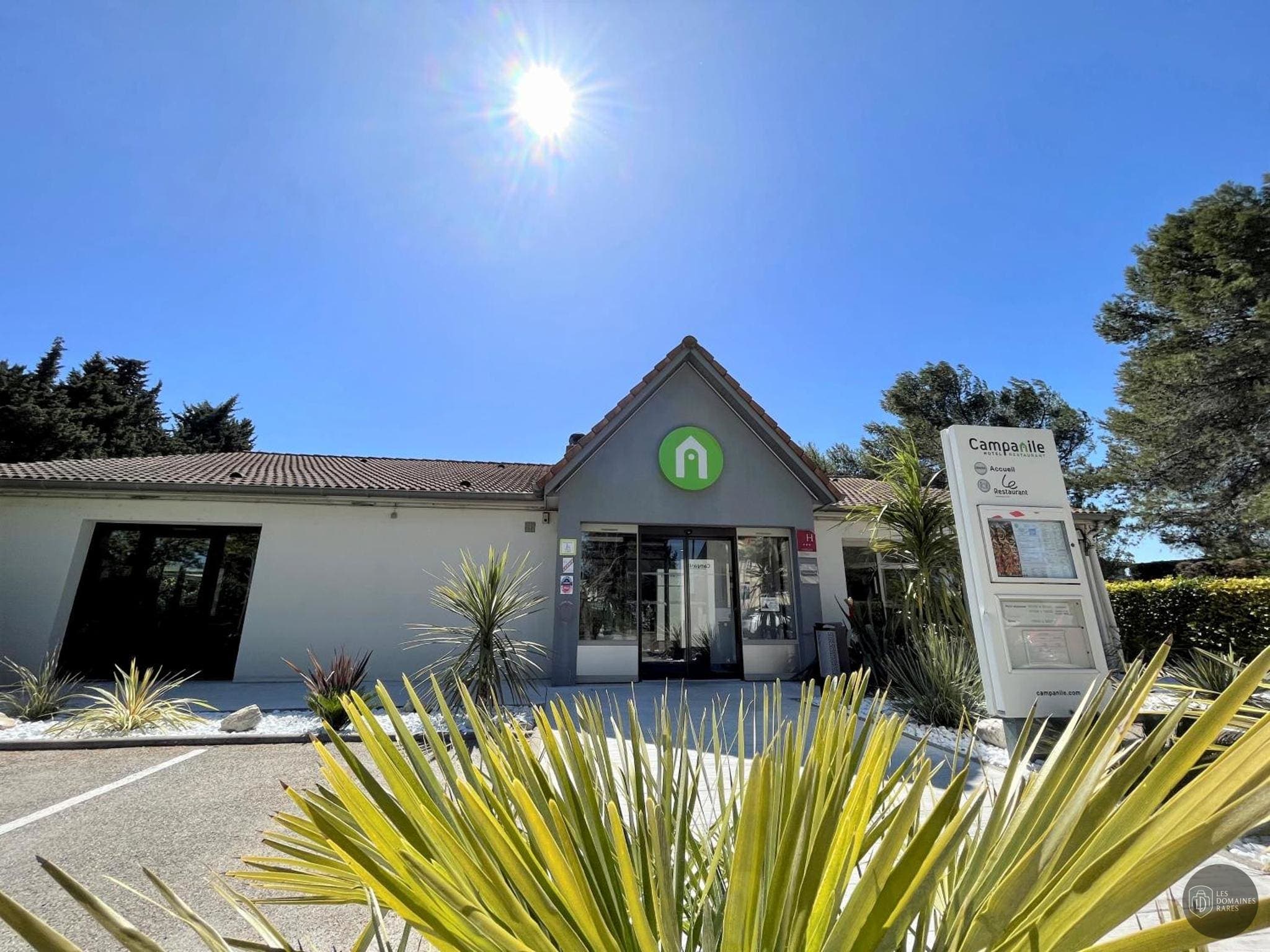 Vue extérieure de l'hôtel Campanile Orange à Orange en Provence-Alpes-Côte d'Azur
