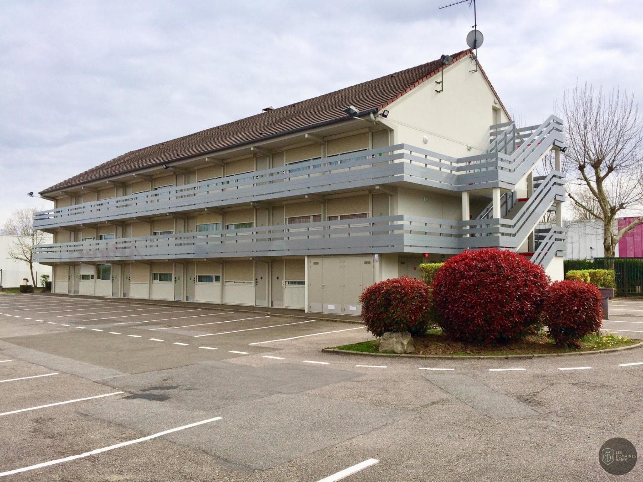 Vue extérieure de l'hôtel Campanile Plaisir à Plaisir en Île-de-France
