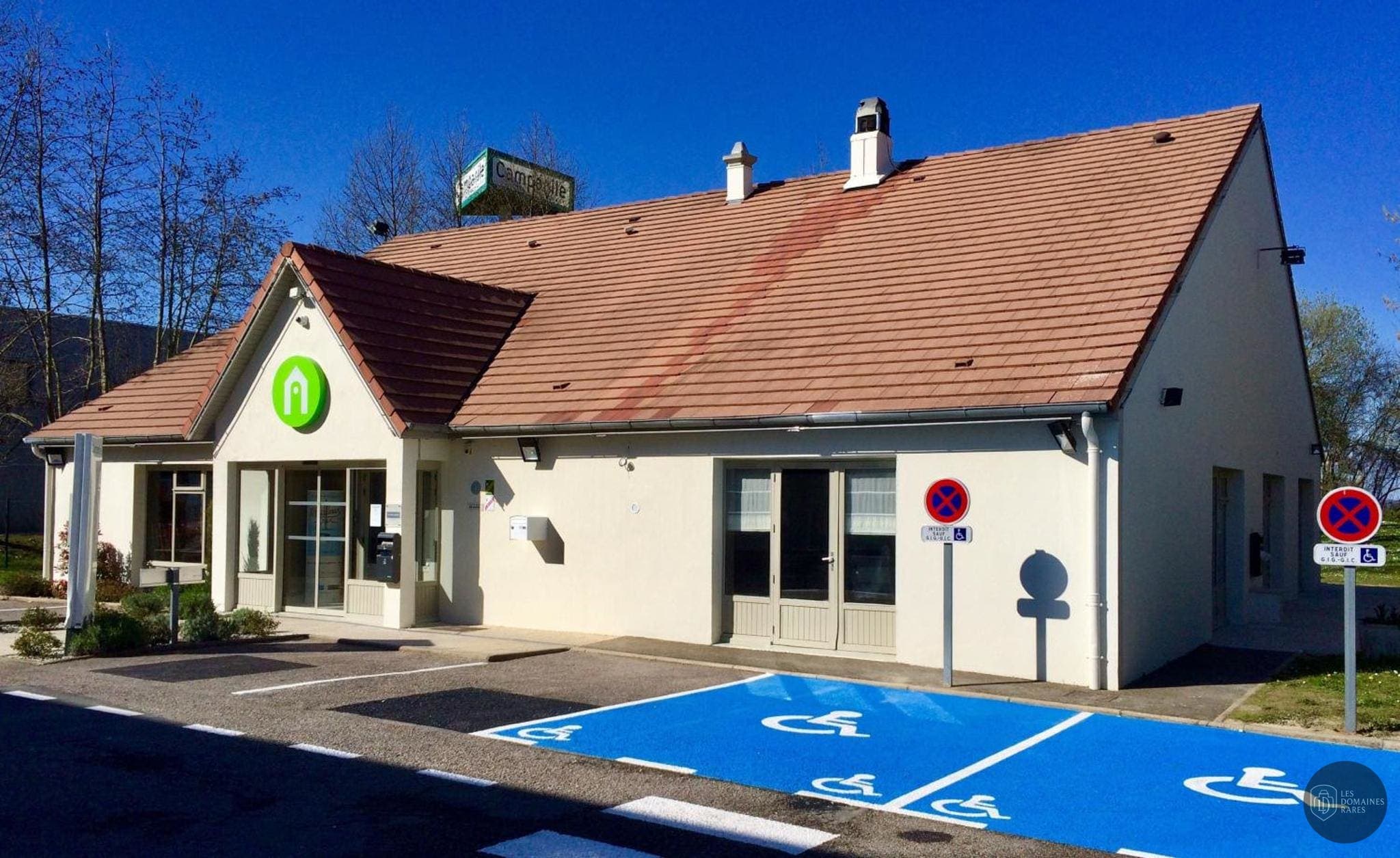 Vue extérieure de l'hôtel Campanile Plaisir à Plaisir en Île-de-France