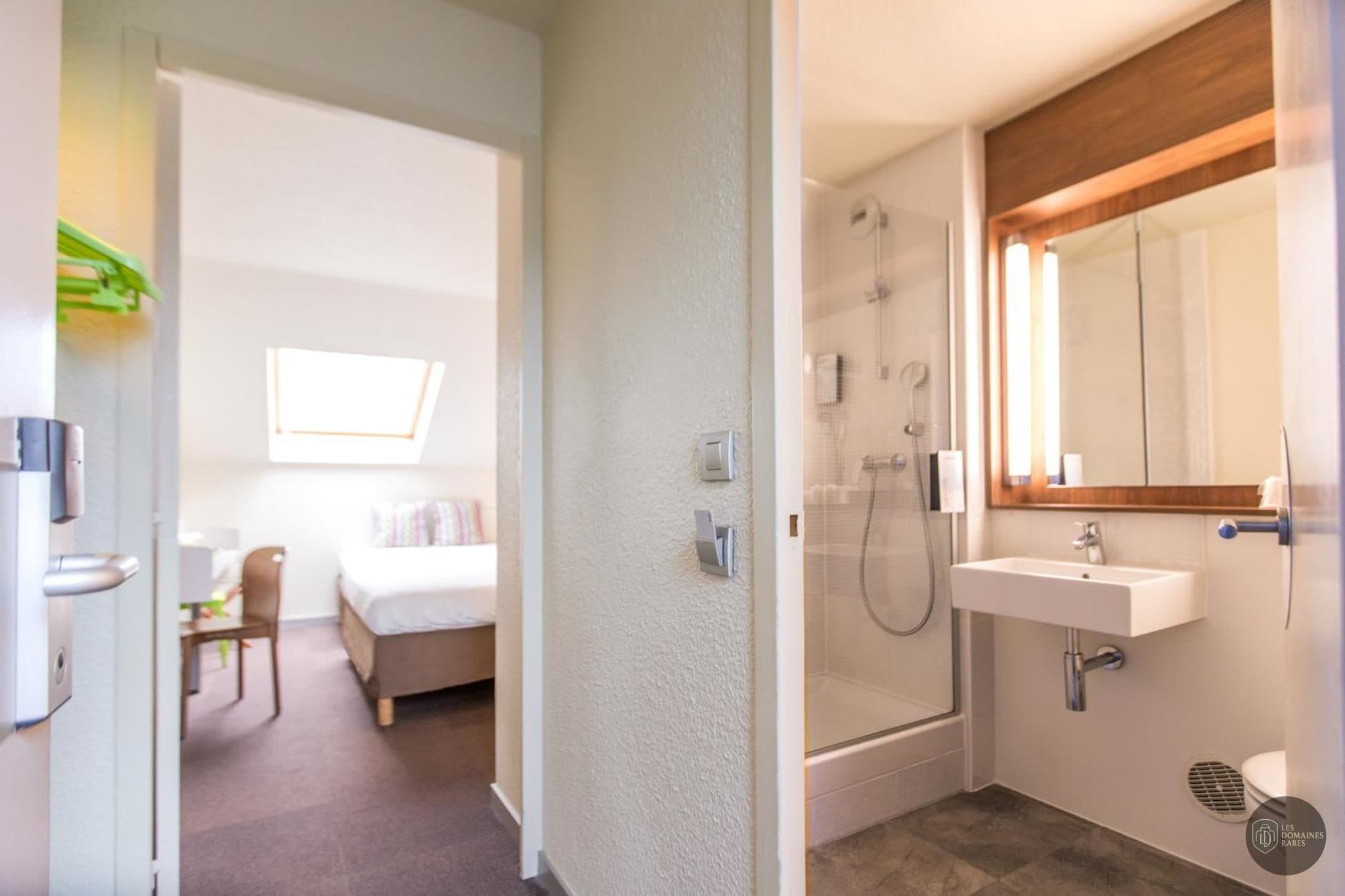 Salle de bain de l'hôtel Campanile Senlis à Senlis en Hauts-de-France