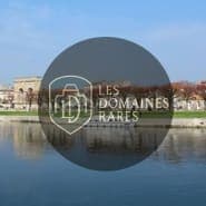 Ville au bord de l'eau avec bateau