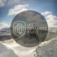 Paysage enneigé avec montagnes et lac