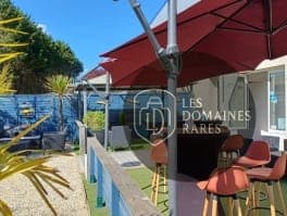 Terrasse extérieure avec parasols et mobilier