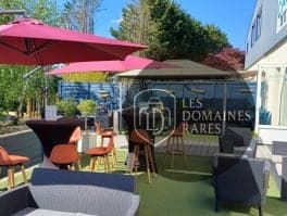 Terrasse extérieure aménagée avec mobilier