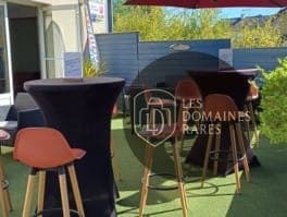 Terrasse extérieure avec tables hautes