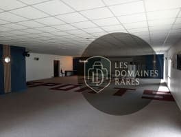 Salle polyvalente avec inscription au sol