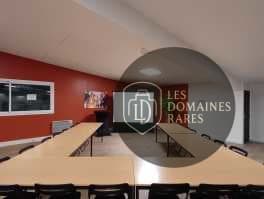 Salle de réunion avec tables en U