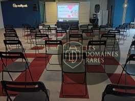 Salle de conférence avec projecteur et chaises
