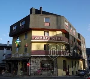 Vue extérieure de l'hôtel Carlit Hotel en Occitanie