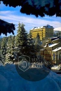 Vue extérieure de l'hôtel Carlit Hotel en Occitanie