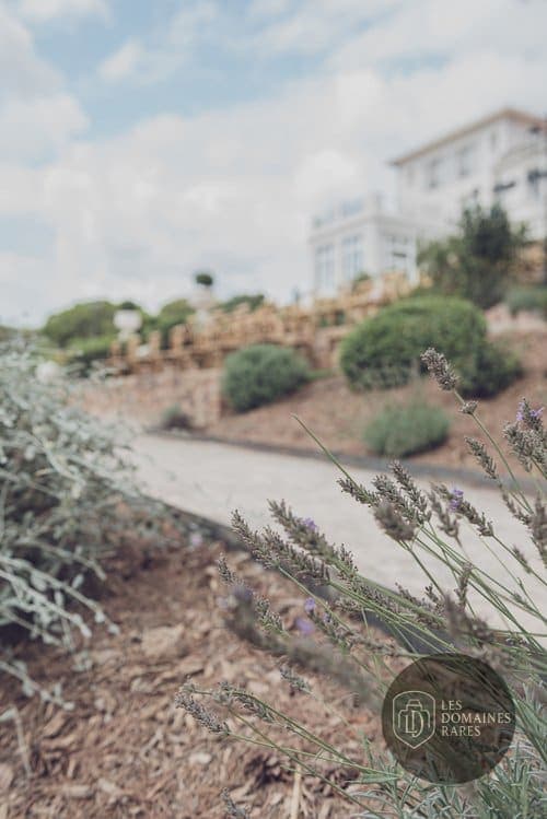Chemin dans le jardin du Castel Bay