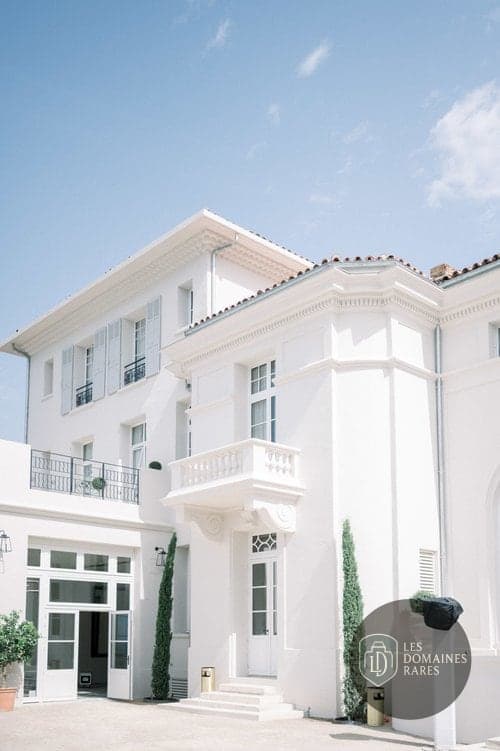 Façade du Castel Bay, architecture blanche