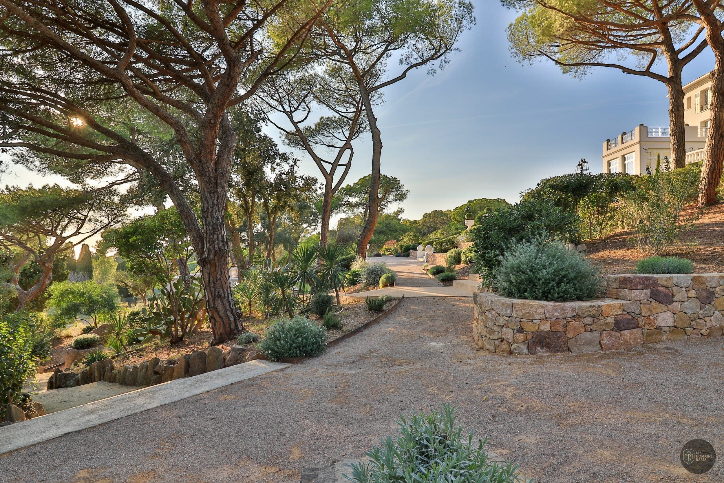 Allée dans le jardin de Castel Bay