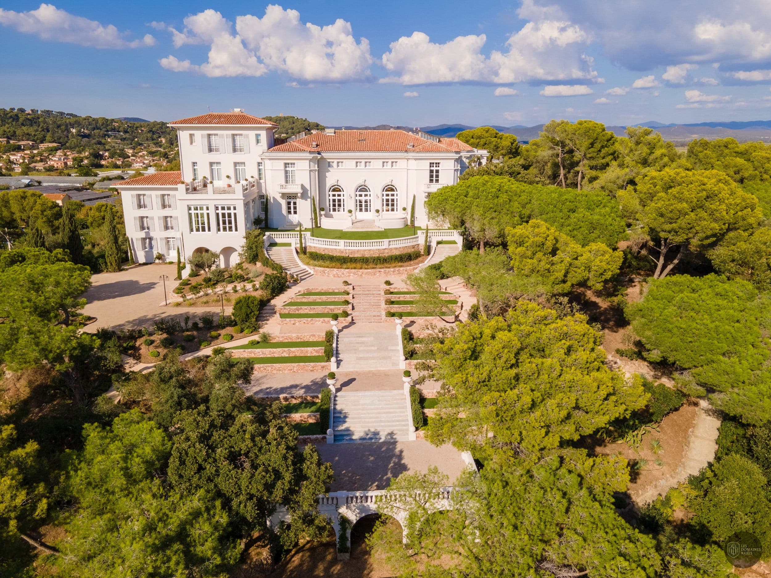 Vue aérienne du Castel Bay et jardin