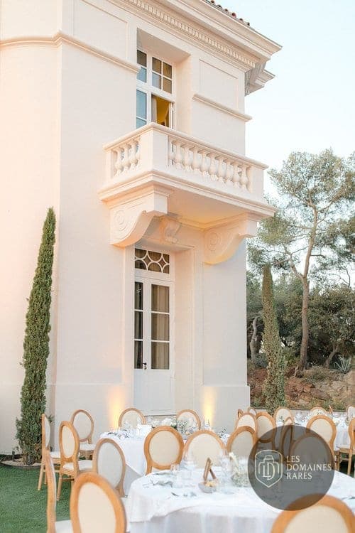Repas en extérieur et façade bâtiment