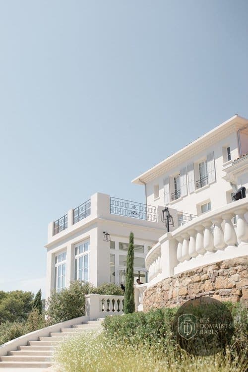 Façade du Castel Bay, escaliers et jardin