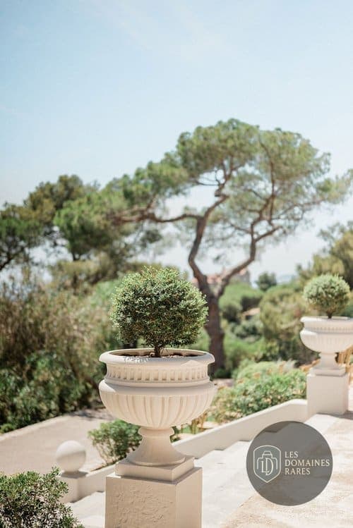 Jardin paysager et allée du Castel Bay