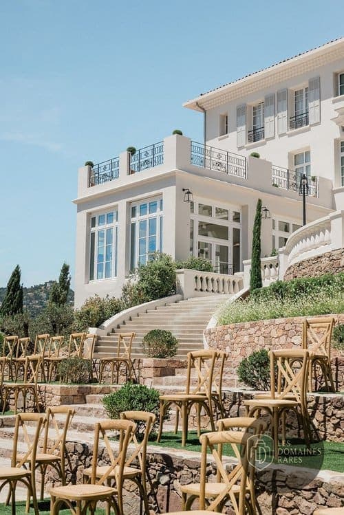 Chaises de cérémonie dans le jardin