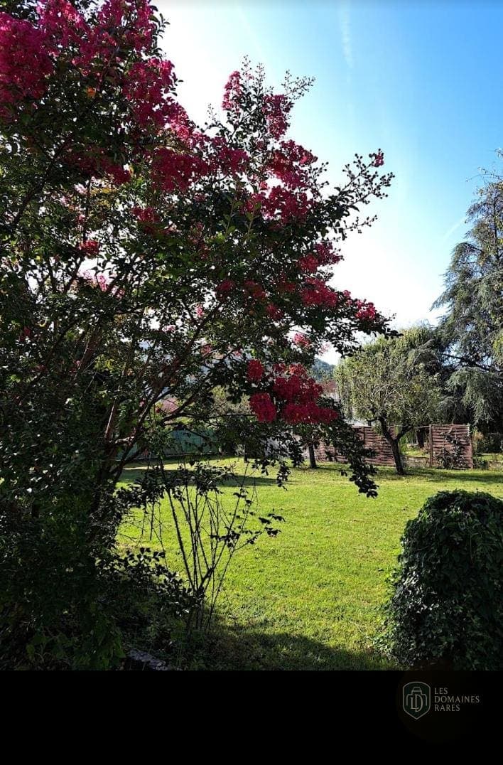 Vue extérieure de l'hôtel Castel d'Olmes à Laroque en Occitanie