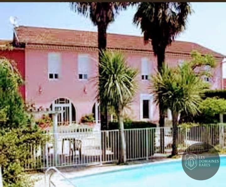 Vue extérieure de l'hôtel Castel d'Olmes à Laroque en Occitanie