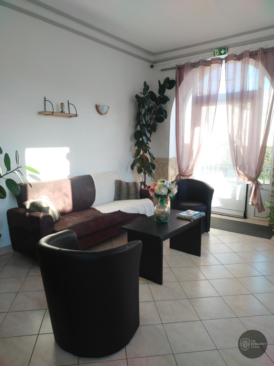 Espace intérieur de l'hôtel Castel d'Olmes à Laroque en Occitanie