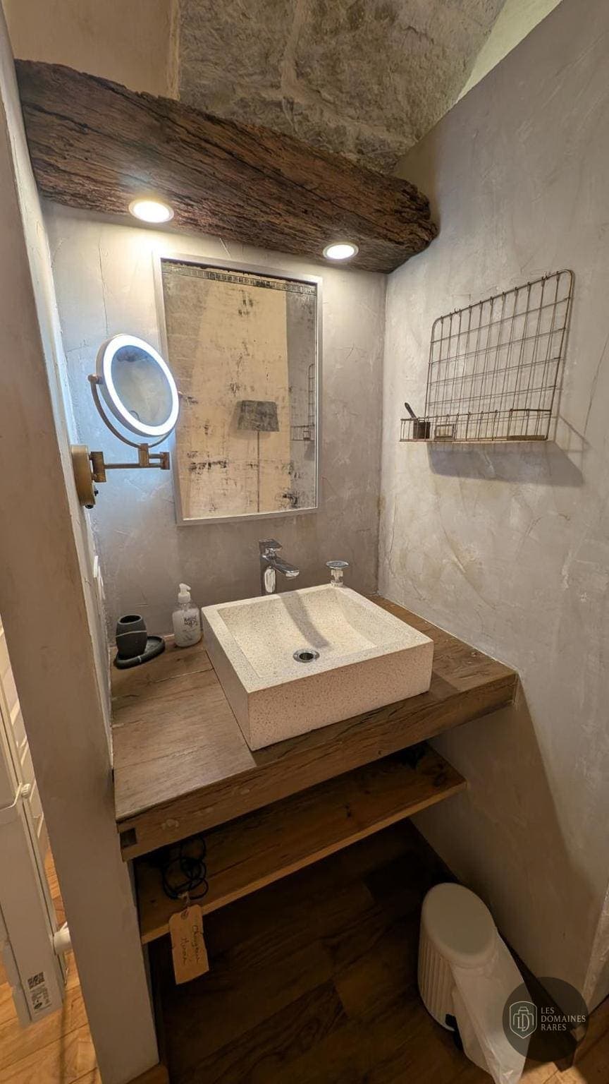 Salle de bain du lieu Cave des Bernardins à Paris en Île-de-France