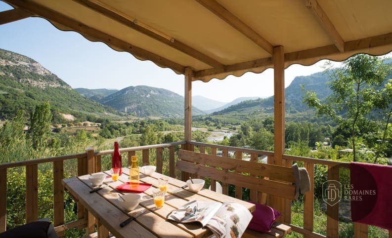 Terrasse avec vue sur la vallée