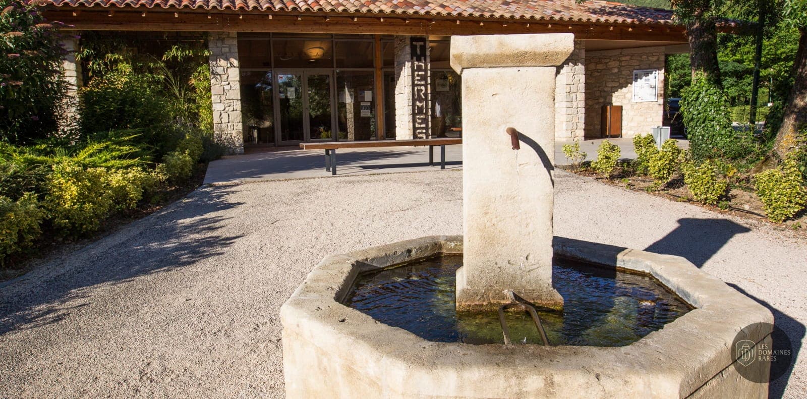 Fontaine devant l'entrée des thermes
