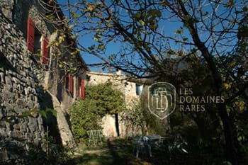 Façade en pierre du gîte de Vergol