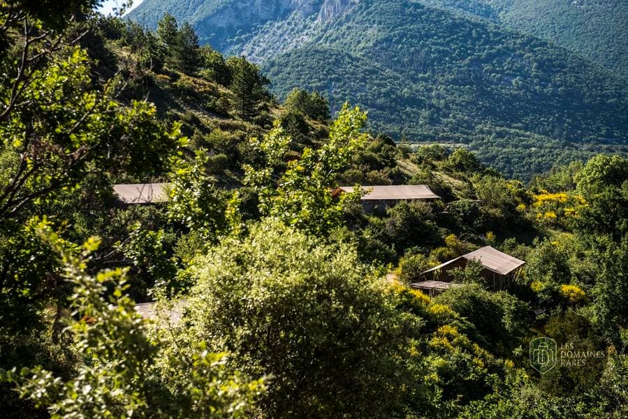 Vue sur les bâtiments et la nature
