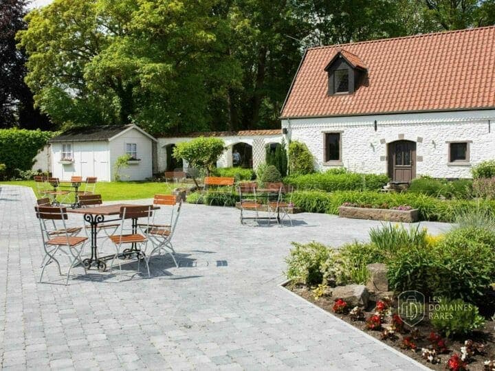 Terrasse extérieure avec mobilier de jardin