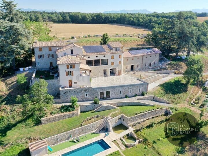 Vue aérienne du domaine avec piscine