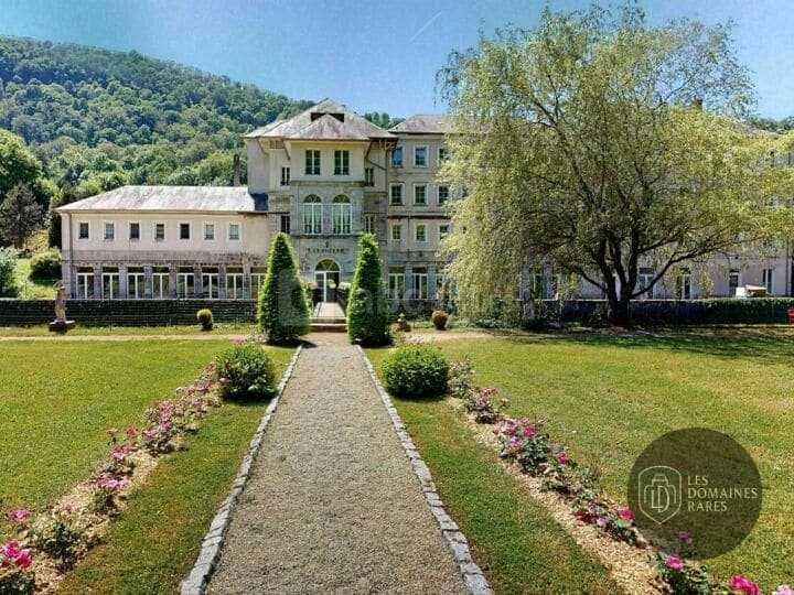 Façade du bâtiment principal et jardin