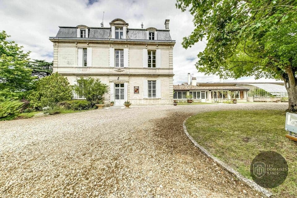 Façade principale du château et allée