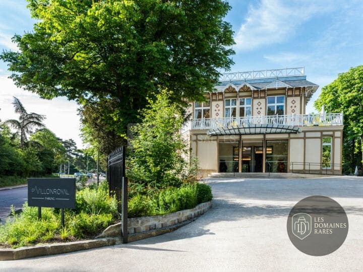 Entrée du bâtiment avec jardin paysager