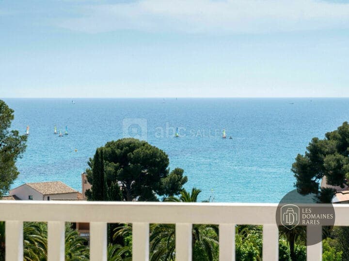 Vue sur la mer depuis le balcon